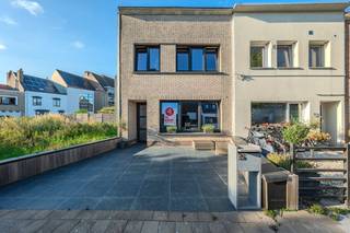 Ontdek deze mooi gerenoveerde halfopen bebouwing te koop langs de Pycke de ten Aerdelaan 35 te Mariakerke (Oostende). Hier geniet u van comfort en rust nabij alle voorzieningen, scholen en openbaar vervoer. De woning werd recent gerenoveerd (2025), is volledig instapklaar en beschikt over een nieuw geïsoleerd plat dak. <br /><br />Indeling:<br />* Gelijkvloers<br />- inkomhal <br />- ruime en lichtrijke leefruimte<br />- keuken voorzien van een vaatwasmachine, koelkast met vriesvakje, microgolf, keramische kookplaat en een spoeltafel<br />- badkamer voorzien van een ligbad met douchescherm, badkamermeubel met lavabo en toilet<br />- aparte berging met aansluiting voor een wasmachine <br />- stadskoer (14m²)<br />- buitenberging<br /><br />* 1ste verdieping<br />- slaapkamer 1 (12m²)<br />- slaapkamer 2 (25m²) voorzien van elektrische rolluiken<br /><br />De woning is actueel verhuurd aan € 850/maand, maar kan vrij zijn bij de akte.<br /><br />Troeven:<br />- rustige ligging in een kindvriendelijke buurt<br />- recent gerenoveerd (2025) <br />- twee volwaardige slaapkamers<br />- gezellige stadskoer en zonnige voortuin<br /><br />Bent u op zoek naar een instapklare woning te koop in een rustige, kindvriendelijke buurt te Mariakerke, Oostende? Contacteer ons snel voor een bezoek ter plaatse!<br /><br />Bestuursmaatregelen in het maatregelenregister: nee<br /><br />Deze AI-visualisaties zijn bedoeld als inspiratie. Er werd geen rekening gehouden met technische specificaties, stedenbouwkundige voorschriften of de concrete mogelijkheden tot realisatie.