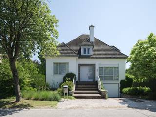 Charming Villa in a Sought-After Residential Area in Sint-Denijs-WestremThis detached villa, set on a 631 m² plot, offers a living area of 295 m²...