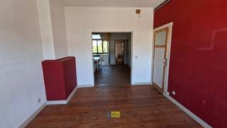 Eenvoudig, te renoveren appartement op de 1ste verdieping in een kleinschalig gebouw gunstig gelegen nabij winkels, openbaar vervoer en korte...