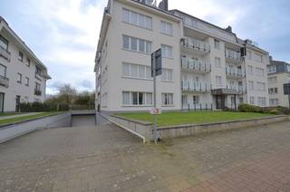 Ruime garagebox gelegen in de ElizabethlaanAfmetingen:Hoogte garagepoort: ca. 1,82 mBreedte garagepoort: ca. 2,5 mBreedte box: ca. 5,97 mDiepte box:...