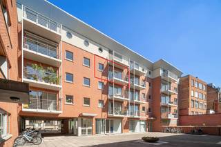 Dit aangename appartement is centraal gelegen en geeft met de leefruimte en het terras uit op een verkeersvrij binnenplein, het Albrechtplein. Rust...