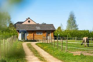 Ce charmant chalet/maison est situé au calme dans un domaine récréatif verdoyant le long de la Ninoofsesteenweg et offre une combinaison unique...