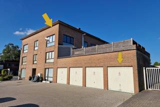 <p>Voor meer informatie of een bezoek ter plaatse, mail naar<span> </span>frederik@bellesvastgoed.be met vermelding van uw naam en GSM-nummer. Tot binnenkort!</p>
<p>Meer info: www.bellesvastgoed.be/te-huur/edegem-drie-eikenstraat-286-2evr</p>
<p>Dit<span> </span><strong>ruime hoekappartement</strong><span> </span>bevindt zich op de<span> </span><strong>tweede verdieping</strong><span> </span>van een rustig en verzorgd appartementsgebouw. Dankzij de hoekligging en de vele raampartijen geniet de woonst van een overvloed aan natuurlijke lichtinval.<span></span></p>
<p>Via de<span> </span><strong>inkomhal</strong><span> </span>met<span> </span><strong>apart toilet</strong><span> </span>betreden we het appartement. De<span> </span><strong>royale leefruimte</strong><span> </span>vormt een aangename en lichtrijke leefomgeving. De<span> </span><strong>keuken</strong><span> </span>werd<span> </span><strong>recent vernieuwd</strong><span> </span>en is praktisch ingericht. Ook de<span> </span><strong>badkamer</strong><span> </span>werd<span> </span><strong>vernieuwd</strong><span> </span>en is uitgerust met een ligbad met glazen douchescherm en wastafel. De aansluiting voor de wasmachine bevindt zich hier. De<span> </span><strong>slaapkamer</strong><span> </span>is bijzonder ruim en heeft een oppervlakte van ca.<span> </span><strong>20m²</strong>, waardoor er voldoende plaats is voor een groot bed en extra kastruimte.</p>
<p>Op het gelijkvloers bevindt zich een<span> </span><strong>private garagebox</strong>, inbegrepen, in de huurprijs. Het gebouw beschikt niet over een lift.</p>
<p>De<span> </span><strong>maandelijkse</strong><span> </span>provisie bedraagt<span> </span><strong>€30</strong><span> </span>voor het<span> </span><strong>waterverbruik</strong>. Er zijn geen andere gemeenschappelijke kosten.</p>
<p>Het appartement is beschikbaar vanaf<span> </span><strong>1 oktober 2026</strong>. De verwarming gebeurt via elektrische accumulatieverwarming en het dak werd reeds geïsoleerd.</p>
<p>Tot binnenkort!</p>