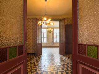 <br />IN OPTIE! Voor meer informatie of een bezoek contacteer Anne De Block van OC Vastgoed: 0471 38 00 36 of anne@ocvastgoed.be<br /><br />Deze charmante, te renoveren woning (177m²) met drie slaapkamers en zonnige tuin bevindt zich op rustige locatie te Dendermonde. Op wandelafstand van de Brusselse Forten en station Dendermonde, ideaal voor fietsers en wandelaars. Centrale ligging voor belangrijke invalswegen, winkels en scholen op wandelafstand.<br /><br /><strong>De indeling als volgt: <br />Gelijkvloers:</strong> inkomhal, leefruimte opgedeeld in drie luiken (58m²) en badkamer<br /><strong>Eerste verdieping:</strong> centrale nachthal en drie ruime slaapkamers (16,5m²/16m²/6,5m²)<br /><strong>Zolderverdieping te betreden met vaste trap welke mogelijkheid biedt voor 2 extra slaapkamers.</strong><br /><br />Tuin met bijhuis.<br />Parking voor de deur.<br />Kelder aanwezig. <br /><br />Bent u op zoek naar een ruime, charmante, te renoveren woning met tuin op zeer centrale alsook rustige ligging te Dendermonde? Kom dan zeker langs! <br /><br />EPC 848 (energielabel F - renovatieplicht) / bruikbare vloeroppervlakte 177m² / perceel oppervlakte 239m² - KI: €294<br />Stedenbouwkundige inlichtingen: woongebied, geen omgevingsvergunning, geen verkavelingsvergunning, geen voorkooprecht, geen rechtelijke herstelmaatregel of bestuurlijke maatregel opgelegd.<br />Gelegen in niet-overstromingsgevoelig gebied.<br />P score: D / G score: C