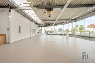 Deze uitstekend onderhouden showroom met visibiliteit, biedt tal van mogelijkheden. Commercieel gelegen hoek met enorm veel potentieel. 

Deze veelzijdige eigendom bestaat uit een grote parking, lichtrijke showroom, kantoorruimtes, extra atelier/garage, en de woonst met 2 slaapkamers (mogelijkheid tot 3). 
Afgesloten via een sectionaalpoort voorzien van zonnepanelen. 

Bezoek na afspraak via arne@immobeguin.be