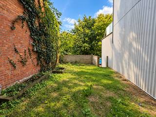 <h3><span>Opbrengsteigendom met 4 studio’s – Heverlee | Sterk rendementspotentieel<br /><br /></span></h3>
<p><span>Interessante </span><strong><span>opbrengsteigendom bestaande uit 4 afzonderlijke studio’s</span></strong><span>, ideaal voor investeerders die op zoek zijn naar een vastgoedbelegging met meerdere verhuureenheden en een aantrekkelijk rendementspotentieel.<br /><br /></span></p>
<p><span>De eigendom is gunstig gelegen in </span><strong><span>Heverlee</span></strong><span>, op korte afstand van het centrum van Leuven, KU Leuven, het station van Heverlee en belangrijke invalswegen. De sterke huurvraag in de regio maakt dit een interessante locatie voor verhuur.<br /><br /></span></p>
<p><span>Bij </span><strong><span>volledige verhuur van de vier studio’s</span></strong><span> bedraagt de potentiële huuropbrengst </span><strong><span>€2.635,41 per maand</span></strong><span>, goed voor een potentiële jaarlijkse huurinkomst van ongeveer </span><strong><span>€31.625</span></strong><span>, exclusief gemeenschappelijke kosten.<br /><br /></span></p>
<p><span>Een bijkomende troef is de </span><strong><span>energiezuinigheid</span></strong><span>: alle studio’s beschikken over een </span><strong><span>EPC-label B</span></strong><span>. Mits plaatsing van zonnepanelen kunnen de studio’s bovendien </span><strong><span>opgewaardeerd worden naar EPC-label A</span></strong><span>, wat de energieprestaties en aantrekkelijkheid van de investering verder versterkt.<br /><br /></span></p>
<p><span>Een interessante opportuniteit voor investeerders die op zoek zijn naar </span><strong><span>meerdere verhuureenheden, een aantrekkelijke potentiële huuropbrengst en verdere mogelijkheden om het rendement en de energieprestaties te optimaliseren</span></strong><span>.<br /><br />Interesse? Neem gerust contact op met Brent via 0485/152.191 voor meer informatie of een bezoek.<br /><br /><br /></span></p>