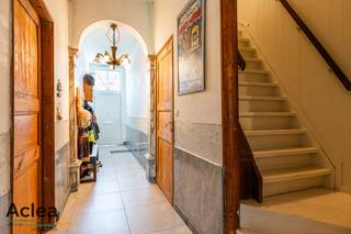 In de charmante dorpskern van Watervliet, in de Ketterijstraat, bevindt zich deze rustieke burgerwoning met een rijke geschiedenis. Gebouwd in 1872 en erkend als bouwkundig erfgoed, ademt deze woning authenticiteit uit, terwijl ze tegelijk werd aangepast aan de noden van vandaag. De woning werd enkele jaren geleden voorzien van een moderne uitbouw met een prachtige hedendaagse keuken met groot eiland. De keuken vormt het centrale punt van de woning en is ideaal voor gezellige momenten en etentjes. Daarnaast werd de woning gemoderniseerd met nieuwe centrale verwarming, nieuwe ruime badkamer, vernieuwde elektriciteit en ramen. <br /><br />Met een bewoonbare oppervlakte van maar liefst 218 m² biedt deze gezinswoning een verrassend ruime en aangename leefomgeving. In de leefruimte vindt u nog de authentieke sierhaard die in combinatie met de hoge plafonds en hoge ramen zorgen voor een warme sfeer en gevoel van ruimte. <br /><br />Achteraan de woning is er een gezellige tuin met terras van 150m² met een westelijke oriëntatie. Ideaal om 's avonds te ontspannen of te genieten van een barbecue met vrienden en familie. <br /><br />Indeling als volgt:<br />- royale inkomhal<br />- sfeervolle woonkamer met eetplaats en zithoek<br />- ruime leefkeuken met groot eiland en alle toestellen voorzien<br />- apart toilet<br />- berging/wasplaats<br />- nachthal<br />- 2 ruime slaapkamers op 1e verdieping<br />- moderne badkamer met ligbad, inloopdouche, badkamermeubel en toilet<br />- grote zolder met vaste trap, ideaal als extra slaapkamer of hobbyruimte<br />- aangelegd terras<br />- aangename west gerichte tuin<br /><br />Deze eigendom is vrij bij akte!<br /><br />vastgoed@aclea.be - 09/377 31 77