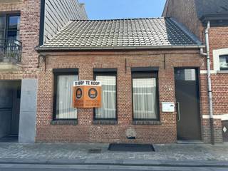 Woonhuis op wandelafstand van de Grote Markt.<br /><br />Indeling en omschrijving:<br />Via de inkomhal van deze charmante stadswoning heeft u toegang naar de woonkamer met veel lichtinval. Hier achter de vernieuwde keuken met kookplaat, dampkap, ijskast, oven, dubbele spoelbak en boven- en onderkasten. Het zuid-georiënteerde terras bereikt u via de keuken. Deze is volledig omheind. Badkamer is voorzien van een inloopdouche, lavabo met meubel, toilet en aansluiting voor wasmachine. <br />Op de eerste verdieping is er een open vide, deze kan ingericht worden als bureau of tweede slaapkamer. Hiernaast de slaapkamer met velux-raam en zonsverduistering.<br />De kelder is onderverdeeld in twee ruimtes. Een ingerichte ruimte van 23 m² en hiernaast nog een grote open ruimte van 54 m². <br /><br />Opmerking: de vloerplaat tussen de kelder en het gelijkvloers onder de keuken en badkamer dient vervangen te worden.<br /><br />Extra info: Stadswoning I nabij de Grote Markt I <span>EPC 266 kWh/(m² jaar) Label C</span><span> I infoplicht: Vg, Wg, Gvv, Gvkr, Gmo I watertoets: P-score: A I G-score: A. </span>