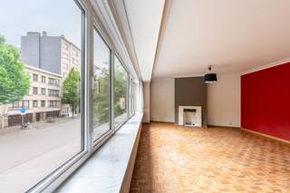 <p><span>Dit ruim appartement is gelegen op de 1ste verdieping van een goed onderhouden gebouw, gelegen tussen het Rivierenhof en het Boelaerpark. </span></p><p><span> </span></p><p><span>U betreedt het appartement via de inkomhal met ingemaakte vestiairekast. Links ligt de ruime leefruimte met aansluitend de keuken. </span></p><p><span>Verder beschikt het appartement over 2 ruime slaapkamers (17m² en 21m²), een badkamer, 2 bergingen en een apart gastentoilet. </span></p><p><span> </span></p><p><span>Tenslotte komt er bij het appartement nog een handige kelderberging. </span></p><p><span> </span></p><p><span>Extra troeven: </span></p><p><span>- Topligging: winkels, openbaar vervoer</span></p><p><span>- Veel lichtinval</span></p><p><span>- Ruim appartement met grote kamers</span></p>