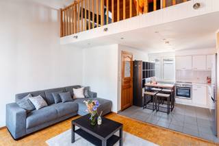 Op zoek naar een appartement op een absolute toplocatie in Antwerpen? Dit charmante duplexappartement bevindt zich op enkele stappen van de vernieuwde Scheldekaaien en de gezellige Kloosterstraat, met de Groenplaats en Grote Markt op wandelafstand.<br /><br />Het appartement is gelegen op de derde verdieping van een kleinschalig gebouw en biedt ongeveer 60 m² woonoppervlakte. Op de eerste woonlaag bevinden zich de leefruimte en keuken. De bovenverdieping omvat een slaapkamer en een recent vernieuwde badkamer. Dankzij de duplexindeling voelt het appartement verrassend ruim en aangenaam aan.<br /><br />Verder beschikt het appartement over airconditioning, een modern verwarmingssysteem en een EPC-label C (204 kWh/m²), waardoor er geen renovatieverplichting van toepassing is. Met een beperkte opfrissing van de keuken kan dit appartement eenvoudig verder worden gemoderniseerd.<br /><br />Stedenbouwkundige inlichtingen in aanvraag.