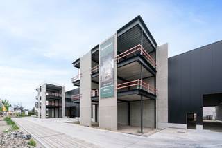 Deze indrukwekkende bedrijfsunits, gelegen in een stijlvol en modern complex, bieden een unieke kans voor ondernemers die op zoek zijn naar een nieuw bedrijfsgebouw op een uitstekende ligging. Er zijn 3 bedrijfsunits (kantoor + loods) te koop. De kantoren hebben een oppervlakte van 339 m² en worden casco verkocht. De loods van unit 2 heeft een oppervlakte van 987 m².<br /><br />De bedrijfsgebouwen worden verkocht als casco verwarmbare gebouwen zonder HVAC, volgens plannen en tekeningen van de architect en conform de omgevingsvergunning, huidig lastenboek en de voorwaarden opgenomen in de verkoopovereenkomst en eventuele statuten met<br />bijbehorend reglement van mede- eigendom. De gebouwschil voldoet aan de isolatienormen.<br /><br />Het project is opgesplitst in 3 entiteiten:<br />- Unit 1: magazijn met kantoorgebouw, links gezien vanaf de Industrieweg<br />- Unit 2: magazijn met kantoorgebouw, midden gezien vanaf de Industrieweg<br />- Unit 3: magazijn met kantoorgebouw, rechts gezien vanaf de Industrieweg<br /><br />De plannen kunnen gewijzigd worden in samenspraak met de promotor en het architectenbureau voor zoverre dit nog mogelijk is. Eventuele meerprijzen worden verrekend en worden gestaafd middels een verrekeningsvoorstel door promotor opgemaakt.<br /><br />PRIJS OP AANVRAAG<br /><br />Meer info? Contacteer Immo-Lys: bel 056 35 40 74 of mail info@immo-lys.be