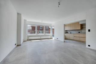Aan de standsrand van Tongeren bevindt zich dit volledig vernieuwde appartement, afgewerkt met kwalitatieve materialen en een eigentijdse uitstraling. Dankzij de totaalrenovatie geniet u van hedendaags wooncomfort zonder verdere investeringen.<br /><br />Bij de renovatie werden zowel de elektriciteit als het sanitair volledig vernieuwd, met inbegrip van de leidingen. Aan de achterzijde werden recent nieuwe ramen geplaatst, wat bijdraagt aan een optimaal comfort en een goede energieprestatie.<br /><br />De lichtrijke leef- en eetruimte sluiten naadloos aan op de moderne keuken, uitgerust met kwalitatieve Miele-toestellen en een werkblad uit keramiek. Aansluitend bevindt zich een gezellig terras. Doorheen het hele appartement werd gekozen voor stijlvolle keramische tegels met natuursteenlook en onderhoudsvriendelijke parkettegels. Zwarte designschakelaars en een elegante glazen tussendeur met zwart aluminium frame zorgen voor een hedendaagse en luxueuze uitstraling.<br /><br />De inkomhal werd voorzien van ingewerkte spots. Verder beschikt het appartement over een praktische berging met uitgietbak, een apart gastentoilet en drie slaapkamers, waarvan één perfect kan dienen als dressing, bureau of kinderkamer.<br />De moderne badkamer is uitgerust met een ruime inloopdouche, een zwarte design handdoekradiator en een op maat gemaakte badkamerkast met composiet werkblad.<br /><br />Een instapklaar appartement waar kwaliteit, comfort en een stijlvolle afwerking perfect samenkomen. Ideaal voor wie op zoek is naar zorgeloos wonen in Tongeren.<br /><br />Plan vandaag nog uw bezoek via immo@confideo.be of op het nummer 012 23 23 11.<br /><br />