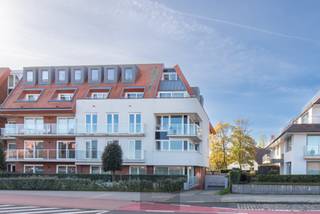 Recent duplex-appartement op de 3e verdieping in de residentie Villa Crombez gelegen aan de rand van de Simli-wijk en vlakbij de wandelpromenade en havengeul te Nieuwpoort-Bad. Indeling: Inkom, apart toilet met wastafel, aparte berging, woonkamer met open keuken, terras uitgevend op de Albert-I-Laan, de bovenverdieping omvat de badkamer met wastafel en ligbad met douche, aparte slaapkamer en slaaphoek. EPC: 103 kWh/m².  NIEUWE VOORWAARDEN. Vraagprijs: 239000€