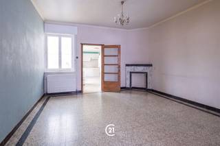 <h3><span>Te renoveren gezinswoning met grote tuin aan de voet van de Kwaremont</span></h3><p><span>Op zoek naar een woning die je nog volledig </span><span>naar eigen smaak kan renoveren én inrichten</span><span>? Dan biedt deze gezinswoning heel wat mogelijkheden!</span></p><p><span>De woning is </span><span>prachtig gelegen aan de voet van de Kwaremont</span><span>, in een groene en rustige omgeving, en toch op korte afstand van </span><span>winkels, scholen en andere dagelijkse voorzieningen</span><span>.</span></p><p><span>De </span><span>grote tuin</span><span> is zonder twijfel één van de belangrijkste troeven en biedt volop ruimte voor wie houdt van buitenleven, spelende kinderen of gewoon heerlijk genieten van de omgeving.</span></p><p><span>Een interessante opportuniteit voor wie </span><span>ruimte, ligging en potentieel</span><span> belangrijker vindt dan een kant-en-klare woning.</span></p><p><span>Maak snel een afspraak, én kom het potentieel zelf ontdekken!</span></p>