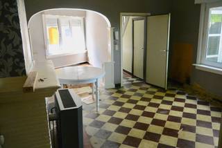 Zeer ruim gebouw , altijd verhuurd geweest als 2 appartementen .<br />Maar kan ook zeker als 1 zeer ruime woning dienst doen .<br />Een inpandige garage is reeds voorzien .<br /><br />Deze woning valt onder de renovatieplicht .<br /><br />EPC + Asbestattest te downloaden op onze website , deze zijn van voor er een nieuw dak is geplaatst . <br /><br />