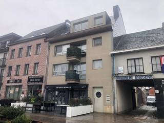 In centrum Hoogstraten gelegen dakappartement op de 3e verdieping met 1 slaapkamer, terras en garage. Zeer mooi uitzicht op het Begijnhof...