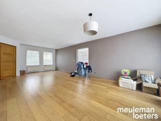 Deze charmante woning in Oostkamp biedt een perfecte combinatie van comfort en functionaliteit, ideaal voor gezinnen die op zoek zijn naar rust en ruimte. <br />De woning beschikt over een ruime tuin, waar u kunt genieten van zonnige dagen en gezellige momenten met familie en vrienden.<br /><br />Binnen vindt u drie comfortabele slaapkamers die voldoende plaats bieden.<br />De badkamer is modern ingericht met een ligbad en douche, waardoor het dagelijkse comfort gegarandeerd is.<br /><br />Daarnaast beschikt het pand over een garage, wat extra opslagruimte en parkeermogelijkheden biedt. <br />Deze praktische extra maakt het geheel compleet en draagt bij aan het woonplezier in deze mooi gelegen woning.