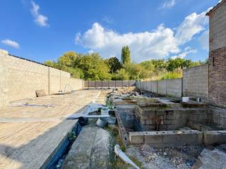 GESLOTEN BEBOUWING, klaar om verder af te werken en/of uit te breiden, gelegen op een perceel van 350 m² in WOONGEBIED te Oudenaarde. Dankzij...