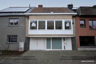 Deze vernieuwde bel-etage woning te Izegem bestaande uit: inkomhal met garage en ruime berging/wasplaats.<br /><br />Op de verdieping: hal met toilet en berging, lichtrijke woonkamer - salon met aanpalende ingerichte keuken en bijhorende berging/technische ruimte. Badkamer met inloopdouche en 2 slaapkamers. <br /><br />Tuin met terras.<br /><br />Troeven?<br /><br />+ Centrale verwarming op gas;<br />+ Centraal gelegen in Emelgem;<br />+ Onmiddellijk beschikbaar.<br /><br />De woning wordt nog volledig geschilderd.<br /><br />EPC label C
