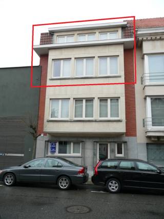 Het duplex-appartement bevindt zich op de 2de verdieping (geen lift !) en omvat : inkom, living en zithoek in parket, ingerichte keuken, mooi zonneterras, toilet, 2 ruime slaapkamers, badkamer (met bad en douche en lavabomeubel) en berging. Vrij op 1 maart.  GEEN SYNDICKOSTEN !