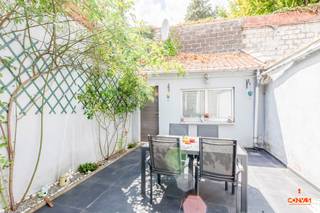 Bij het betreden van de woning komt u in de inkomhal, die toegang biedt tot een gezellige woonkamer en aansluitend de keuken. Achteraan is er...