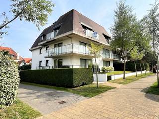Zonnig appartement gelegen in een villaresidentie te Knokke-Zoute. Het appartement beschikt over 2 slaapkamers en mooie zonneterrassen...