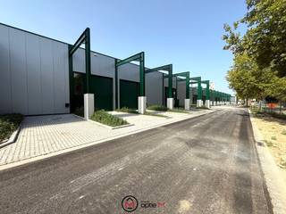 <span>KMO-unit van 256 m2 incl. 2 privé-parkeerplaatsen.<br />Meerdere oppervlaktes beschikbaar al dan niet met kantoren.<br />Contacteer ons voor een totaaloverzicht van de beschikbare units.<br /><br />RE I CORE<br /><br />De voormalige Recor-site wordt momenteel omgebouwd tot een van de meest duurzame bedrijvencampussen in Vlaanderen.<br />Hier bieden wij nieuwbouw KMO-units aan in verschillende oppervlaktes vanaf 256 m2 tot 622 m2. Het samenvoegen van meerdere units is mogelijk.<br />Ook meerdere units met kantoren beschikbaar. <br /><br />Deze unit nummer 8 heeft een oppervlakte van 256 m2 inclusief 2 privé-parkeerplaatsen.<br />De geafficheerde prijs is excl. basispakket aan uitrustingen en excl. aansluiting warmtenet. Plaatsen zonnepanelen is optioneel.<br /><br />Door zijn ligging aan de E313 is de stad Hasselt vlot bereikbaar vanuit heel België.</span><br /><span>Transport van en naar Hasselt is daarom </span><span>op een eenvoudige manier te organiseren.</span><br /><span>Ook de ligging op relatief korte afstand van </span><span>de Nederlandse en Duitse grens is een groot </span><span>voordeel.</span><br /><br />Een oplossing voor uw bedrijf? Contacteer ons voor een bezoek ter plaatse.<br />Optie M vastgoed I carine@optie-m.be I 011/23 11 01 - 0478/41 58 70<br /><br />