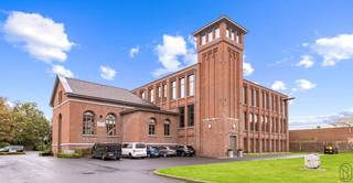 TOPPER! GREAT, BRIGHT, SPACIOUS OFFICE SPACE located in KORTRIJK! Located on the 2nd floor of the former Spinnerij De Stoop. LAYOUT: entrance with separate toilet, large bright multipurpose space/office, with open fully equipped kitchen, separate storage room, and bathroom. The loft also has an underground parking space (€32,500), an outdoor parking space, and a storage room. FEATURES: CENTRAL HEATING with natural gas, DOUBLE GLAZING, WELL LOCATED, COMMON ROOFTOP TERRACE, BRIGHT AND SPACIOUS! Visit by appointment with IMMO BEGUIN: 0486/606.600