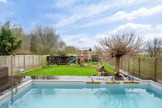 Breng een bezoek aan deze super instapklare en bijzonder ruime woning, voorzien van een inkomhall met gastentoilet, grote leefruimte met...