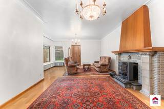 <h3>Te renoveren woning met tal van mogelijkheden in Meulebeke</h3>
<p>Ontdek deze <strong>ruime te renoveren woning</strong> in de <strong>Bonte Berenstraat 7 te Meulebeke</strong>, ideaal voor wie op zoek is naar <strong>ruimte, karakter en potentieel</strong>.</p>
<p>Via de voordeur kom je binnen in een <strong>polyvalente ruimte</strong> die toegang biedt tot de <strong>gang</strong> en de <strong>gezellige leefruimte</strong>. Aansluitend bevindt zich de <strong>keuken</strong>, die bovendien beschikt over een <strong>droge kelder</strong> — ideaal als extra bergruimte. Vanuit de keuken bereik je de <strong>inpandige garage</strong>, die uitgeeft op de <strong>veranda</strong> en de <strong>achterliggende tuin</strong>.</p>
<p>Op de <strong>verdieping</strong> bevindt zich het <strong>slaapgedeelte</strong>, bestaande uit <strong>vier ruime slaapkamers</strong> en een <strong>badkamer</strong>. De woning beschikt verder over een <strong>zeer ruime zolder van ca. 75 m²</strong>, die nog kan worden omgevormd tot extra kamers, bureau of hobbyruimte.</p>
<p>Via de <strong>woonruimte</strong> heb je bovendien toegang tot de <strong>aansluitende loods/stockageruimte van ca. 78 m²</strong> — een absolute troef voor wie extra opslag- of werkruimte wenst.</p>
<p>Met de juiste renovatie kan deze woning worden omgetoverd tot een <strong>comfortabele gezinswoning</strong> met tal van mogelijkheden.</p>
<p><strong>Troeven<br />- </strong>Centrale ligging bij centrum Meulebeke<br />- Ruime woning met polyvalente indeling<br />- Vier slaapkamers<br />- Grote zolder (75m²)<br />- Inpandige garage en droge kelder<br />- Loods/stockageruimte van 78m², ideaal voor zelfstandige of handige doe-het-zelver</p>
Interesse? Contacteer ons vandaag nog!