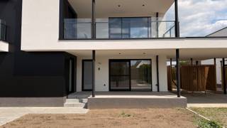 INDIEN U EEN BEZOEK WENST IN TE PLANNEN GELIEVE EEN BEZOEK AAN TE VRAGEN VIA WWW.HILLEWAERE.BE VIA DE RODE KNOP<br /><br />Instapklaar nieuwbouw appartement in een rustige doodlopende straat, vlakbij het centrum van Bree. Volledig gelijkvloers en praktisch ingedeeld met veel lichtinval.<br />Indeling: inkomhal, ruime leefruimte met open ingerichte keuken, 2 slaapkamers, badkamer met inloopdouche, apart toilet en berging. Vanuit de leefruimte toegang tot het privatieve tuintje en terras.<br />Carport en berging aanwezig.<br />Zeer energiezuinig (E-peil ≤18) met warmtepomp, vloerverwarming en 4 zonnepanelen.<br /><br />Huurprijs: € 995/maand<br />Gemeenschappelijke kosten: € 65/maand<br />Beschikbaar: onmiddellijk