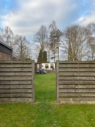 Stuk bouwgrond van 417 m² voor gesloten bebouwing, naast nummer 44 (breedte stuk grond +/- 8m).