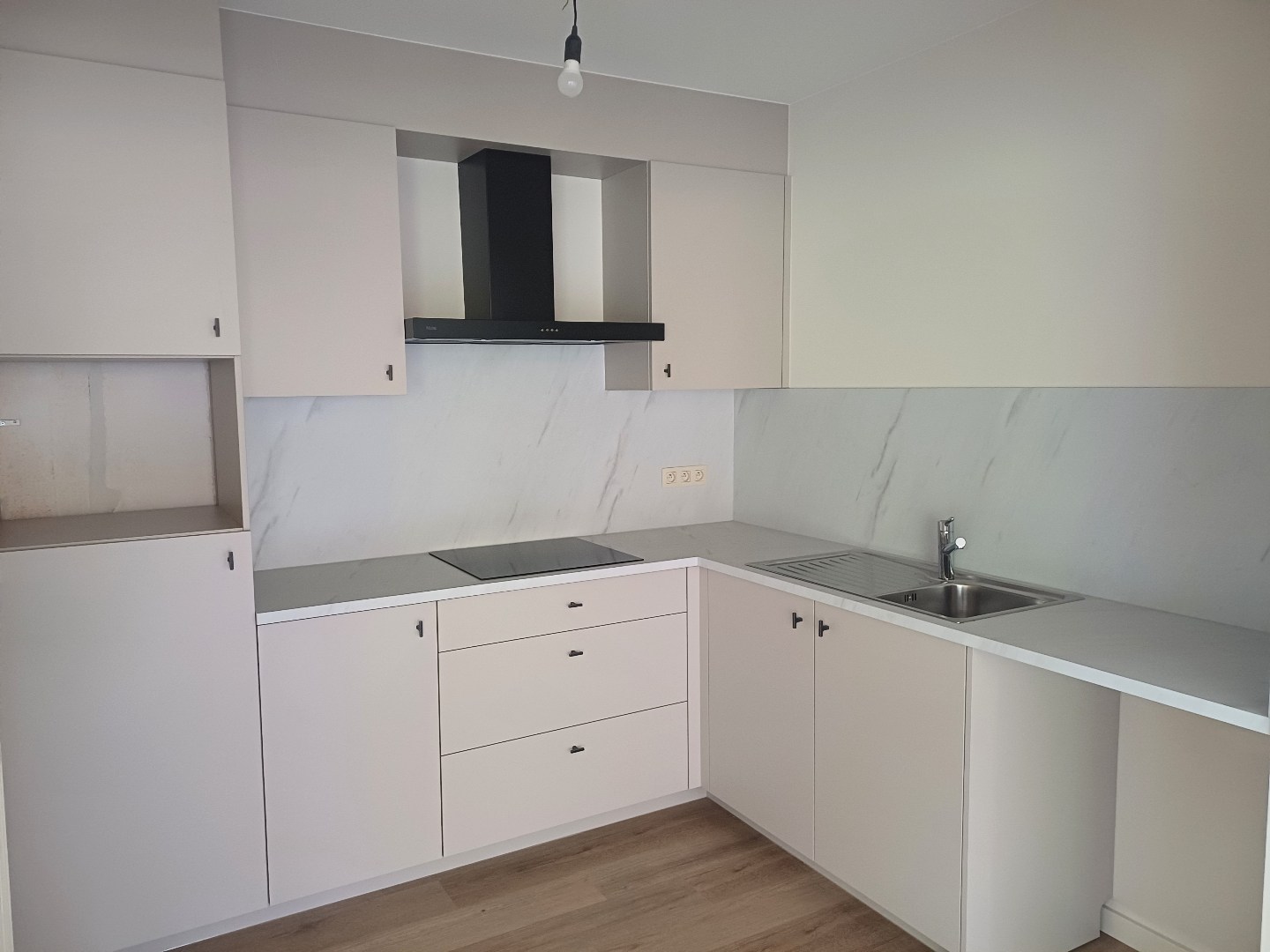 Volledig gerenoveerd energiezuinig 2 slaapkamer appartement in Neerpelt centrum - foto 5