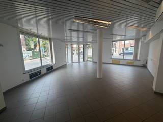 <p>Handelspand op een commerciële topligging langs de Meensesteenweg in Roeselare.</p>

<p> </p>

<p>Dit instapklare handelspand bevindt zich recht tegenover het nieuwbouwproject “Groen Hart” en geniet van een maximale zichtbaarheid op een drukke verbindingsweg. Dankzij de centrale ligging in Roeselare, nabij openbaar vervoer en het administratief centrum, vormt dit pand een interessante uitvalsbasis voor diverse commerciële activiteiten. De ruimte is onmiddellijk beschikbaar en vraagt enkel nog een persoonlijke inrichting en opfrissing om uw zaak op te starten. De combinatie van bereikbaarheid, passage en visibiliteit maakt van dit handelspand een sterke opportuniteit voor ondernemers die op zoek zijn naar een strategische locatie.</p>

<p> </p>

<p>• Handelsruimte met grote zichtbaarheid langs de Meensesteenweg<br />• Praktische en instapklare indeling voor diverse activiteiten<br />• Centrale ligging nabij openbaar vervoer en het stadscentrum<br />• Ruime etalage-, winkel-, of handelsruimte met aparte kitchenette en apart toilet</p>

<p> </p>

<p>Troeven<br />• Recht tegenover nieuwbouwproject “Groen Hart”<br />• Maximale commerciële zichtbaarheid op drukke ligging<br />• Instapklaar en snel beschikbaar voor uw activiteit<br />• Verwarming en airco via warmtepompt</p>

<p> </p>

<p>Neem vandaag nog contact op met je ERA-makelaar voor meer informatie of een bezoek.</p>

<p> </p>

<p>JOUW DROOMHANDELSPAND. ZO GEVONDEN!</p>