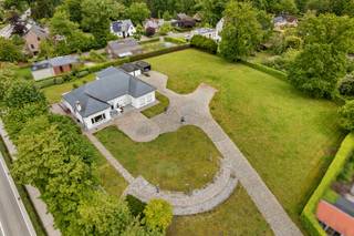 Voor meer info en foto’s, surf naar www.swevers.be – Deze ruime villa op een perceel van maar liefst 57a 24ca combineert volume, licht en tal...
