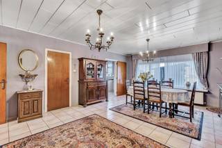 Deze op te frissen/deels te renoveren woning is gelegen op wandel- en/of fietsafstand van het centrum van Deinze.Bij het binnenkomen word je...