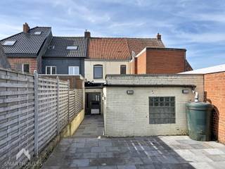 <p>Instapklare en energiezuinige woning met een frisse uitstraling en fenomenaal zicht op de velden. Via de inkomhal kom je in de gezellige leefruimte met zit- en eethoek, die naadloos overloopt in de open, volledig geïnstalleerde keuken. Aansluitend vind je een ruime berging – praktisch en discreet weggewerkt. De badkamer op het gelijkvloers is uitgerust met douche, lavabo en toilet.</p>
<p>Buiten wacht een absolute eyecatcher: een enorme tuin met een grote tuinberging en een weids, rustgevend uitzicht waar je elke dag van geniet.</p>
<p>Op de eerste verdieping bevinden zich twee volwaardige slaapkamers en een extra kamer, ideaal als dressing, bureau of babykamer. De vaste trap leidt naar de zolder van 38 m², een veelzijdige ruimte met tal van mogelijkheden.</p>
Een perfecte mix van comfort, ruimte en natuur voor wie modern wil wonen in alle rust.<br /><br />Extra troeven<br /><br />
<ul>
<li>energiezuinig</li>
<li>overal rolluiken</li>
<li>regenwaterput</li>
<li>prachtig uitzicht</li>
<li>rustig gelegen nabij belangrijke invalswegen, winkels, school,...</li>
<li>instapklaar</li>
</ul>
<br />Deze woning is te koop ZONDER makelaar via het concept van Smart Houses. Wenst u verdere inlichtingen of een bezoek? Contacteer rechtstreeks de eigenaar via 0471/20.23.99