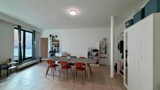 Zoek je een fijne plek op een absolute toplocatie? Deze lichtrijke studio aan de bruisende Demerstraat biedt het beste van twee werelden: de dynamiek van de Hasseltse binnenstad voor de deur én een heerlijk licht en rustig thuisgevoel binnen.<br /><br />Dankzij de grote raampartijen geniet je de hele dag door van prachtige natuurlijke lichtinval, wat de ruimte een enorm open en ruimtelijk gevoel geeft. De indeling is slim en efficiënt, waardoor je eenvoudig een gezellige zithoek, eetruimte en slaapgedeelte creëert.<br /><br />Stap de deur uit en je bevindt je direct tussen de leukste boetieks, gezellige koffiebars en uitstekende restaurants. Het station, de Grote Markt en de supermarkt liggen allemaal op wandelafstand.<br /><br />Indeling: <br /><br />Verdieping +1:<br /><br />- leefruimte<br />- keuken<br />- berging<br />- badkamer<br />- toilet<br /><br />Extra info:<br /><br />- EPC-label: B<br />- 53 m²<br /><br />De snelste manier om een bezoek te brengen aan deze studio? Vraag je bezoek aan via de rode knop op onze website (www.dewaele.com).<br /><br />Telefonisch kunnen er geen afspraken gemaakt worden. Bij andere vragen kun je ons telefonisch contacteren via 011 30 50 50.<br /><br />Tot binnenkort