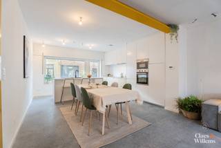 Deze halfopen bebouwing op een perceel van 2a 10ca ligt op wandelafstand van het centrum van Herzele. Naast de woning is plaats voor twee wagens...