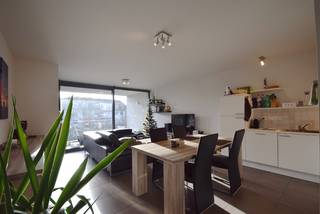 PLAN UW BEZOEK VIA ONZE WEBSITE: WWW.IMMOBOSS.BEDit lichtrijk appartement met ruim terras (bouwjaar 2012) is gunstig gelegen nabij invalswegen...