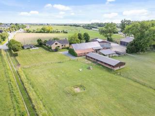 Landelijke eigendom op ± 1 hectare met mogelijkheid tot aankoop extra hectare weiland. Hofplaats bestaande uit een instapklare woning en...
