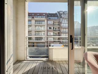 Ruim en breed appartement nabij het Rubensplein te Knokke, gekenmerkt door een stijlvolle afwerking en een doordachte indeling. Bij binnenkomst...