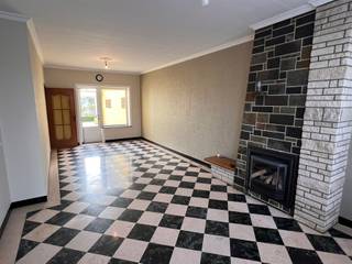 RIJWONING MET INKOMHALL; LIVING MET GASHAARD; INGERICHTE KEUKEN MET AFWASBAK, KOOKFORNUIS OP GAS, OVEN, FRIGO EN DIEPVRIES; AFZONDERLIJK...