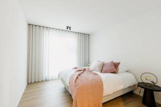 UNIEKE LANCERINGSKORTING T.W.V. €25.000 VOOR DE EERSTE KOPER!!!<br />Harelbeke, stad aan de Leie, is een aantrekkelijke plek om te wonen. Naast het Stadspark bouwden we 3 gezinswoningen met tuin.<br /><br />De woningen zijn je ideale uitvalsbasis in het centrum van Harelbeke. Alles wat je nodig hebt, is er te vinden, vaak op wandelafstand. Van winkels voor al je inkopen tot gezellige terrasjes om even te verpozen. Van een streepje natuur in provinciedomein De Gavers tot een vleugje cultuur in CC Het Spoor.<br /><br />Dit Eribo-project omvat 3 woningen in de Ballingenweg:<br /><br />- 3 slaapkamers<br />- eigen garage<br />- Alle woningen beschikken over een reeds aangelegde tuin met aparte ingang, oprit en terras.<br />- in detail afgewerkt met hoogwaardige materialen + voldoen aan de hedendaagse comforteisen, met veel aandacht voor thermische en akoestische isolatie<br />- vloerverwarming, zonnepanelen, warmtepomp en vraaggestuurde ventilatie<br />- betaal gedurende 5 jaar lang GEEN onroerende voorheffing door het lage E-peil (E0)!<br />- grote ramen zorgen dan weer voor veel natuurlijke lichtinval en vergroten het ruimtegevoel in je woning<br />- waterontharder <br />- gelegen op een rustige locatie naast het Stadspark en op wandelafstand van de markt!<br /><br />Koop hier aan 6% btw en bespaar zo tot maar liefst €54.500!<br /><br />Wil jij hier graag wonen? Maak een afspraak voor meer informatie via ben@eribo.be of 0488/942.643.