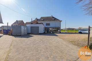 ERPE - De eigendom ligt op een perceel van 454 m² langs de Gentsesteenweg, op een opvallende hoeklocatie met een sterke commerciële uitstraling. De zichtbaarheid is uitzonderlijk en de bereikbaarheid optimaal, mede dankzij de ruime parkeerstrook voor de deur waar plaats is voor ongeveer tien wagens. Dit maakt het pand bijzonder geschikt voor uiteenlopende professionele activiteiten en vormt een aantrekkelijke opportuniteit voor wie een commerciële toplocatie zoekt.<br /><br />Het gebouw wordt vandaag gebruikt als handelswoning, maar de structuur en indeling laten een brede waaier aan bestemmingen toe, zoals kantoorruimte, een vrij beroep of een combinatie van wonen en werken. De winkelruimte werd recent vernieuwd en de installatie van 32 zonnepanelen in 2020 en een warmtepomp in 2022 zorgt voor een energiezuinige werking met een EPC-label A als resultaat.<br /><br />Op het gelijkvloers bevinden zich de handelsruimte, een berging, toilet, kitchenette, twee garages of opslagruimtes en de inkomhal. De eerste verdieping omvat vier burelen en een badkamer, terwijl de zolderverdieping leent zich uitstekend voor extra werk- of opslagruimte.<br />Een bijkomende troef is de mogelijkheid om de aanpalende eigendom op Gentsesteenweg 253 mee aan te kopen, goed voor nog eens 588 m² extra grondoppervlakte, wat het potentieel van deze locatie aanzienlijk vergroot.<br /><br />Heeft u interesse? Contacteer ons via 053 60 65 60!