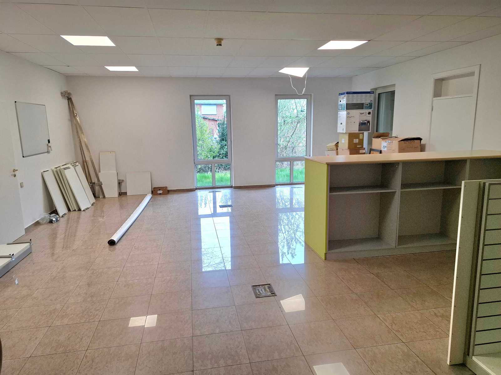 Kantoor- of toonzaal- of praktijkruimte te huur met veel parkeergelegenheid - foto 4