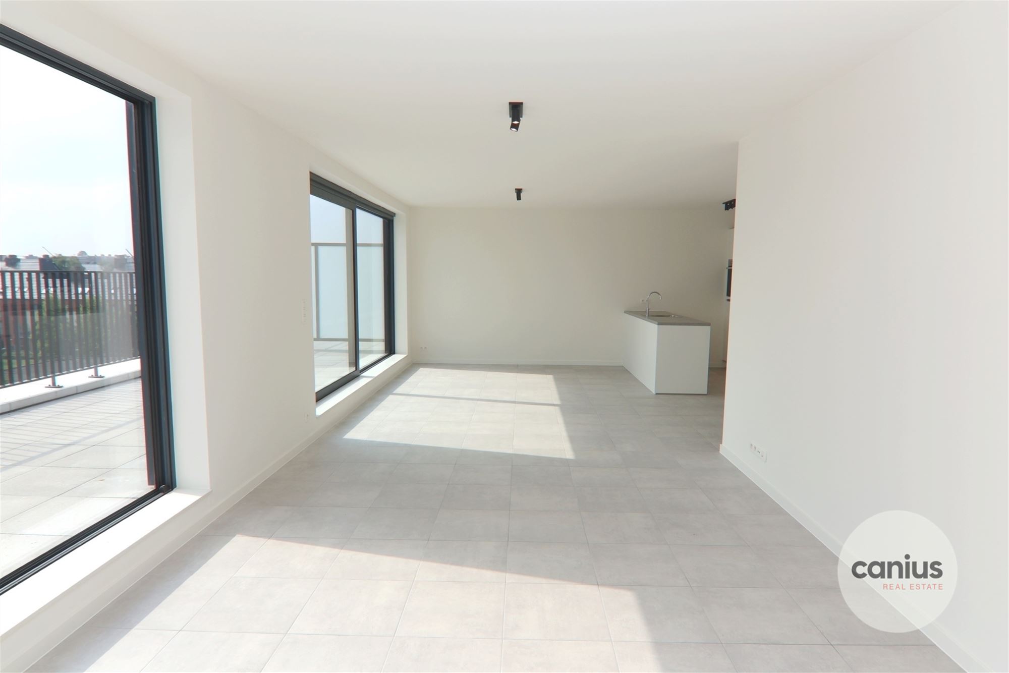 GESCHILDERDE PENTHOUSE IN HARTJE HASSELT MET 2 SLKS + 2 TERRASSEN &amp; PARKING - foto 4