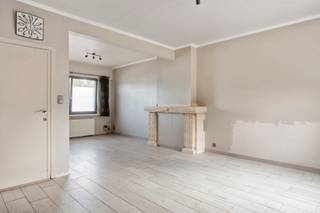 OPEN HUIS OP ZATERDAG 21/03 VAN 10U TOT 12U - INSCHRIJVEN VERPLICHT!<br />Starterswoning in het hartje van Kapellen! Deze woning beschikt over <strong>2 slaapkamers</strong> en een <strong>ruime zolder</strong> (Ca. 30 m²)met <strong>vaste trap</strong> die mogelijkheid biedt voor een 3de slaapkamer. De woning werd reeds <strong>deels gerenoveerd</strong>. Dankzij de <strong>L- vormige opstelling</strong> en de gunstige oriëntatie geniet u van voldoende daglicht.<br /><br />Indeling als volgt:<br />Gelijkvloerse verdieping:<br />- Een inkomhal<br />- Een leefruimte (Ca. 19 m²) met sierhaard op <strong>tegelparket</strong>.<br />- Een aanliggende keuken (Ca. 9 m²) voorzien van <strong>5- pits gasvuur, vaatwasser en spoelbak</strong>.<br />- Een badkamer (Ca. 10 m²) voorzien van <strong>douche, wastafel, toilet en aansluitingen wasmachine en droogkast</strong>.<br /><br />Eerste verdieping:<br />- Twee ruime slaapkamers<br />- Slaapkamer 1: 14 m²<br />- Slaapkamer 2: 17 m²<br /><br />Een <strong>ruime zolderverdieping</strong> (Ca. 30 m²) met <strong>vaste trap</strong>!<br /><br />De tuin geniet van een gunstige <strong>zuid- west oriëntatie</strong>. <br />De tuin beschikt verder over een <strong>ruime berging </strong>met mogelijkheid tot atelier/werkruimte (Ca. 12 m²)!<br /><br />Locatie: Zeer <strong>centrale ligging</strong> op <strong>wandelafstand van winkels, restaurants, scholen en openbaar vervoer</strong>. Nabij natuurgebied '<strong>Het Rood</strong>'.<br /><br />Bijzonderheden:<br />- Rolluiken<br />- Vernieuwde vloeren, ramen en deuren in 2018<br />- Condensatieketel 2017<br />- Conforme elektrische keuring<br />- Geen asbest