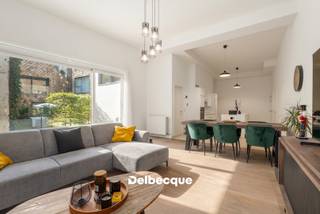 Kwalitatief appartement met 2 slaapkamers en riante buitenruimte bestaande uit een terras en tuintje die samen +/-34 m² meten, gelegen in het gerenommeerde nieuwbouwproject "Gouden Boom" in het centrum van Brugge, waar heden en verleden hand in hand gaan door de combinatie van een moderne architectuur met respect voor de rijke geschiedenis van deze voormalige brouwerijsite. <br /><br />Graag nemen wij u even mee doorheen dit appartement: via de inkomhal komt u in de ruime leefruimte. De leefruimte is voorzien van een mooie parketvloer en is ingedeeld in een zitgedeelte, een eetplaats en annex een open keuken uitgerust met een omvangrijk kookeiland en aansluitend wasberging. <br />Vanuit de zithoek heb je zicht op het aangenaam terras + tuintje waar u zonder problemen plaats heeft voor een grote eettafel en ligstoelen. <br /><br />Voorts beschikt dit appartement over twee slaapkamers, badkamer met douche en dubbele lavabo en apart toilet. <br /><br />In de prijs van het appartement is bovendien een praktische kelderberging inbegrepen, en er is ook een mogelijkheid om een ondergrondse autostaanplaats aan te kopen in het garagecomplex (€ 45.000). Het appartement is afgewerkt met kwalitatieve en duurzame materialen zoals parketvloeren en is bijgevolg volledig instapklaar. Contacteer ons snel voor een bezoek aan dit fantastische eigendom in het hart van onze stad! www.delbecque.immo