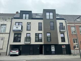 we hebben 8 autostaanplaatsen te koop te Sint-Gillis Waas, onmiddellijk beschikbaar, beveiligd met een automatisch hek, het zijn open parkeerplaatsen, ze worden verhuurd aan 65 euro/Maand dus 6.000 euro/jaar opbrengst.